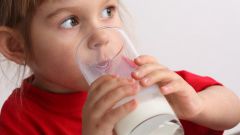 Как давать ребенку коровье молоко