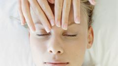 How to massage the eyelids