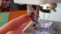 Как вставить нитки в швейную машину