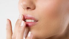 Как лечить потрескавшиеся губы