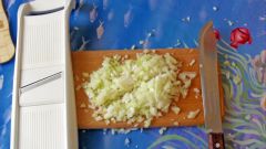 How to finely chop onions