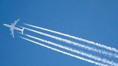 Why the plane leaves a trail