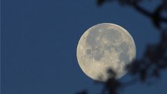 Почему днем видна луна