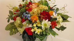 How to make a composition of artificial flowers