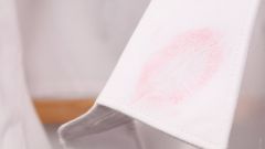 Как вывести цветные пятна с шелковой ткани