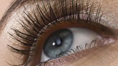 How to remove extended lashes at home