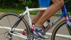 How to operate the pedals of the bike
