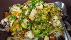 Как готовить салат грибной с кальмарами