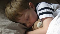 Как приучить ребенка к его кровати