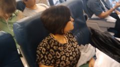 Как привлечь внимание человека, сидящего рядом с тобой в самолете