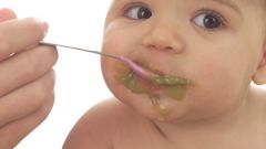 How to introduce solid foods to breastfed children