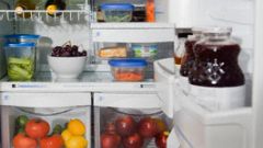 Как удалить запах из холодильника