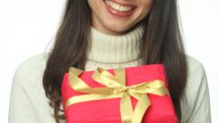 Как подарить девушке подарок