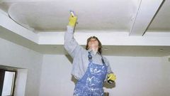 Как удалить побелку с потолка