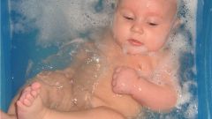 Как держать ребенка при купании