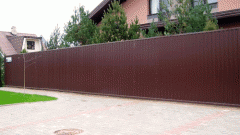How to install a fence of corrugated Board