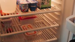 Как убрать из холодильника неприятный запах