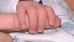 Как стричь ногти новорожденному