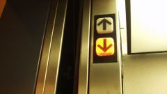Как выбраться из лифта