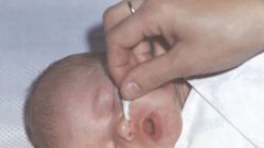 Как чистить нос младенцу