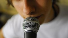 Как держать микрофон