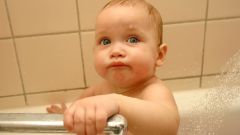 Как держать ребенка при подмывании