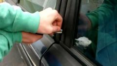Как открыть дверцу в машине