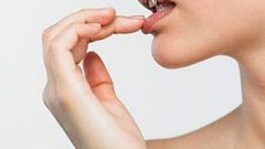 Как лечить заеды на уголках губ