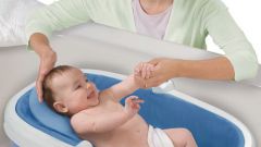Как держать новорожденных во время купания