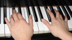 Как научить ребенка играть на фортепиано