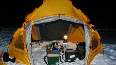 Как свернуть зимнюю палатку