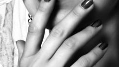 Как красить ногти черным лаком