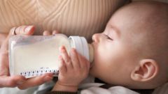 How to hold the bottle when feeding