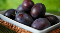 How to make natural wine from plums
