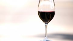 Как подавать красное вино