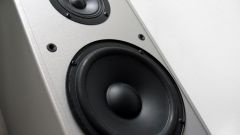 How to connect speakers to the amplifier