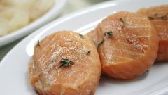 How to cook a salmon steak in foil