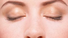 How to remove puffiness under the eyes