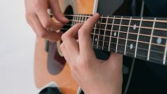 Как научиться играть на шестиструной гитаре