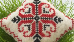 How to embroider the pillow with cross