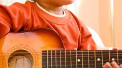 Как научить детей играть на гитаре