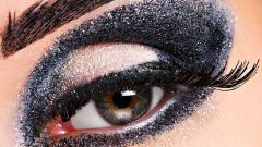 How to paint the eyes with dark shadows