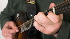 Как настроить акустическую гитару тюнером