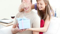 Как оригинально подарить подарок мужчине