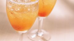 Как приготовить лимонно-персиковый коктейль