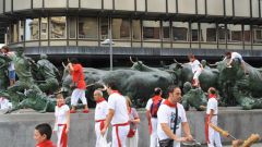 Зачем испанцы участвуют в забегах с быками 