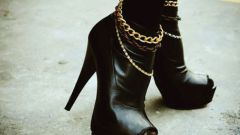 Как носить женскую обувь на каблуках