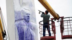 Зачем облили чернилами памятник Ельцину