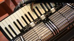 How to play the accordion