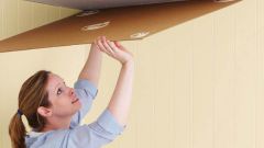 Уроки ремонта: клеим потолочную плитку